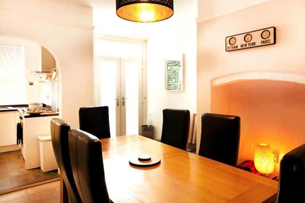 Sunny Seaside Beach House Lytham Centre Sleeps 8 Lytham St Annes Ngoại thất bức ảnh